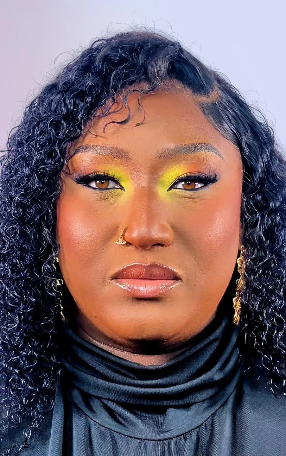 Maquillage soirée bold jaune et orange, peau noire — GM Black Queen