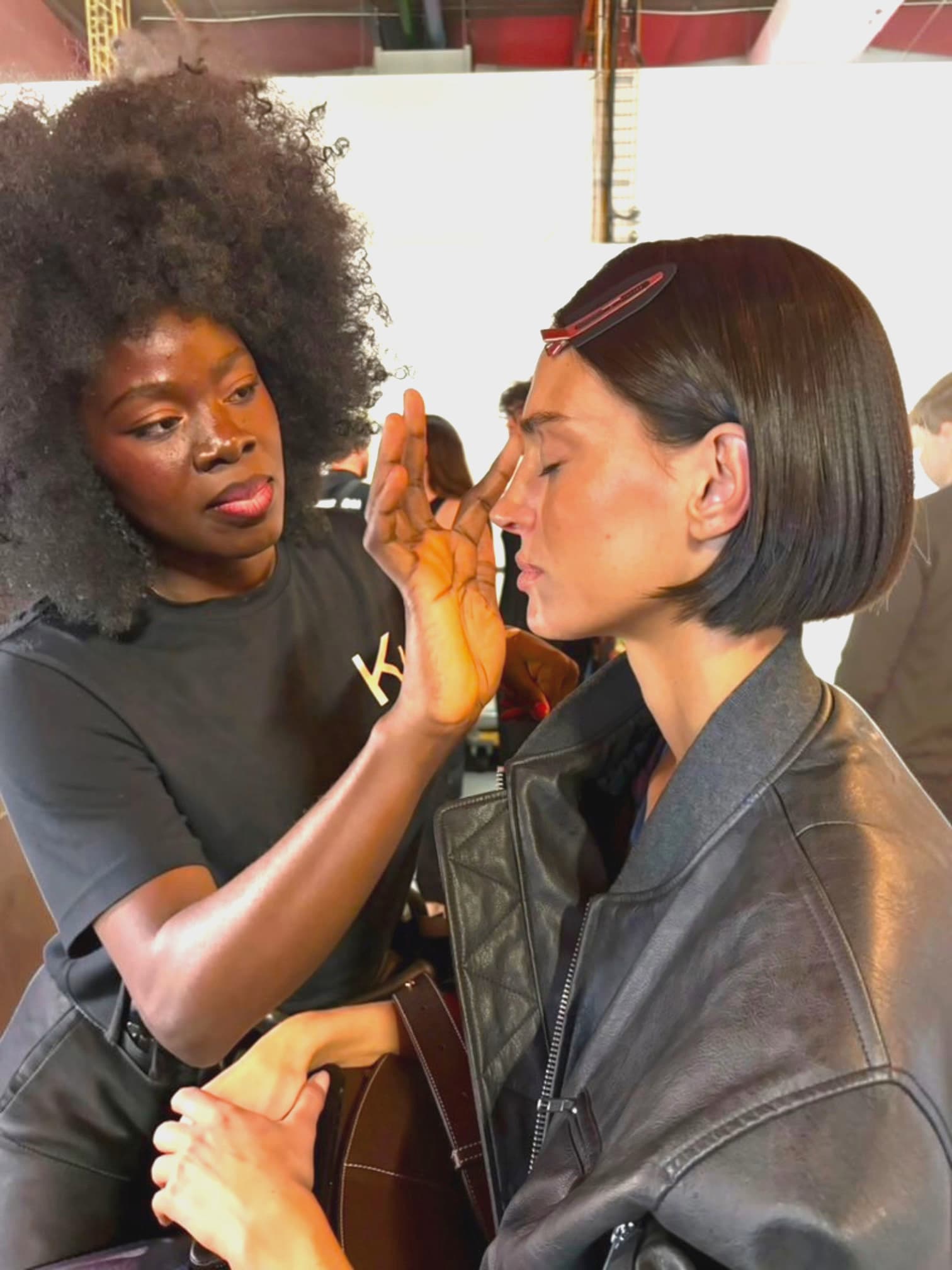 Grâce maquillant une mannequin en backstage de défilé — GM Black Queen